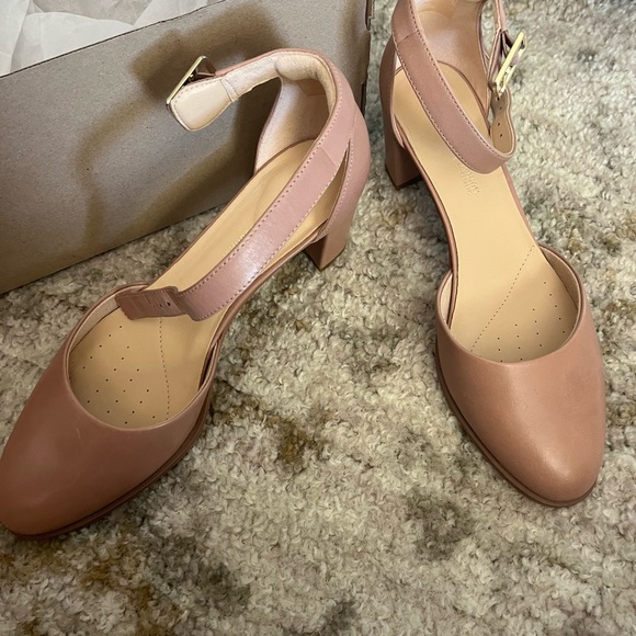 Woman's heels size  7 1/2 - Picture 2 of 3